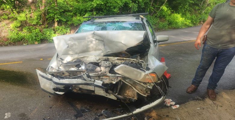 Vehículo compacto choca de frente contra camioneta en la Valles