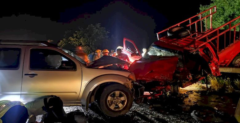 Tres Personas Quedan Prensadas En Choque Frontal De Dos Camionetas