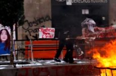 Manifestantes queman mobiliario de la CNDH