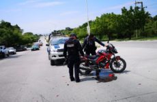 Motociclista se estampa en vehículo, en avenida Universidad
