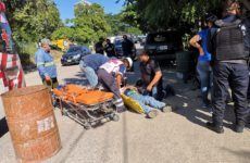Auto arrolla a repartidor de pollos en el fraccionamiento Altavista