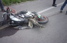 Hombre muere y su hijo resulta herido en un accidente de motocicleta