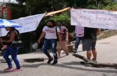 Vecinos de Tamarindos  bloquean avenida;  exigen rehabilitarla