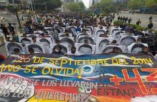 Misa, marcha y nombres de normalistas en calles de CDMX para recordar a los 43 de Ayotzinapa