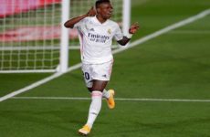 Vinicius le da el triunfo a un dudoso Real Madrid