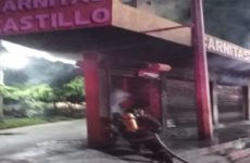 Incendio consume negocio de comida, en la avenida Vicente C. Salazar