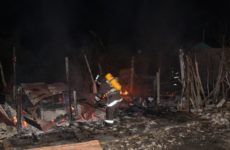 Rayo provoca incendio  en dos casas, en El Carmen