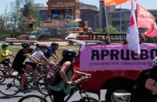Miles de ciclistas se manifiestan para poner fin a Constitución de Pinochet