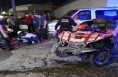 Conductor estrella cuatrimoto contra camioneta estacionada, herido