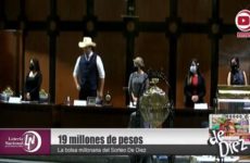 Adrián Esper presenta  billete de Lotería de Xantolo lleno de errores