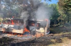 Autobús queda totalmente quemado luego de una carambola en Valles
