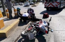 Motociclista arrolla a mujer que intentó cruzar el bulevar México-Laredo