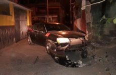 Ebrio chofer choca su vehículo contra un portón; detenido