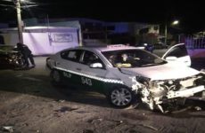 Taxi se impacta contra vehículo en la colonia Obrera