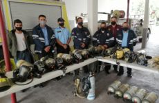 Migrante dona  uniformes y equipo  para los Bomberos