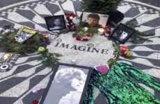 Fans, Yoko Ono y Beatles honran a Lennon a 40 años de su muerte
