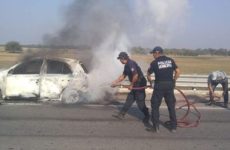 Se quema un vehículo sobre la carretera federal Valles-Tampico