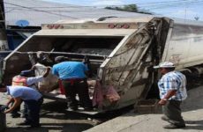 Colapsa flotilla de camiones de basura y la ciudad sigue con desechos en plena calle