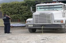 Chofer muere aplastado por su propio camión