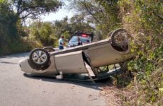 Vuelca vehículo sobre la carretera San Jerónimo Tambaca