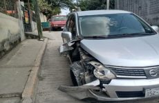 Accidente vial deja sólo daños materiales, en la colonia El Gavilán
