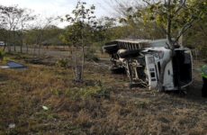 Vuelca camión a la altura de La Pitahaya y dos hombres resultan heridos