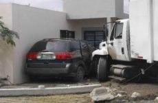 Camión de la alcaldía vallense sufre falla mecánica y se estrella contra una casa