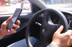 Presentan iniciativa para retirar licencia a conductores sorprendidos usando celular