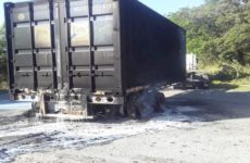 Tráiler se incendia tras falla mecánica en la Valles-Rioverde