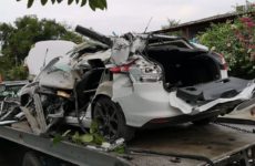 Vehículo se estrella contra un camión cañero; dos hombres resultan heridos