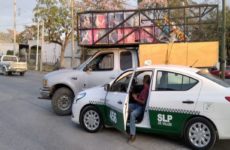Conductor choca su camioneta contra un taxi, en el bulevar Lázaro Cárdenas