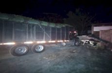 Chofer de camión cañero choca al intentar huir de delincuentes