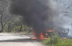 Se quema camioneta en la carretera Xolol-Tancanhuitz