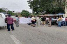 Bloquean  transportistas la rúa México-Laredo