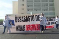 Médicos del Hospital Central bloquean glorieta Bocanegra; exigen insumos para atender a pacientes