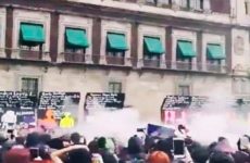 Mujeres llegan al Zócalo de la CDMX y derrumban parte de la valla frente a Palacio Nacional