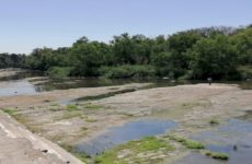 El río Valles, seco pese a suspender el riego agrícola