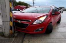 Auto compacto choca contra poste de CFE en avenida Universidad