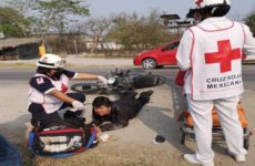 Mujer derriba con su coche a repartidor  en moto