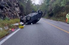 Vuelca auto en la carretera libre Valles-Rioverde