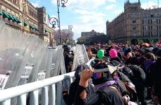 Protesta de mujeres llega al Zócalo y se registran enfrentamientos con policías
