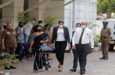 Reina de belleza ofrece renunciar tras su detención por arrebatarle la corona a Mrs Sri Lanka 2021