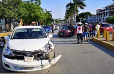 Colisionan dos vehículos frente a Telmex; tres mujeres resultan lesionadas