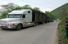 Camión cañero choca contra autobús en la Valles-Naranjo