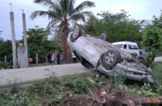 Vuelca vehículo sobre la carretera Valles-La Lima