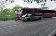 Conductor invade carril y choca de frente contra autobús