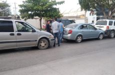 Chocan tres vehículos en el bulevar México-Laredo