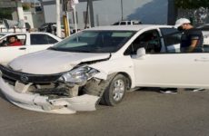 Colisionan dos vehículos frente a Telmex; tres mujeres lesionadas