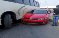 Autobús choca contra vehículo en el bulevar México-Laredo