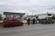 Camioneta colisiona contra vehículo compacto en el bulevar México-Laredo